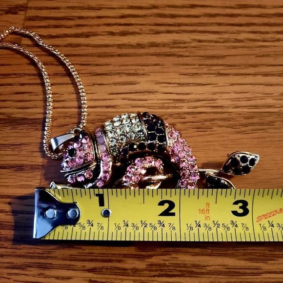 IGUANA Crystal Necklace - Picture 5 of 8